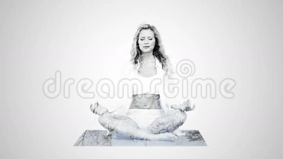 女性练习瑜伽的双重曝光视频的预览图