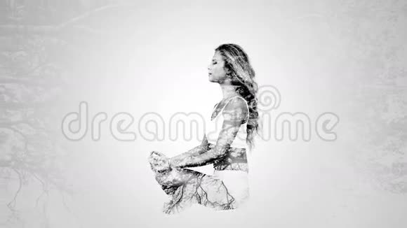 女性练习瑜伽的双重曝光视频的预览图