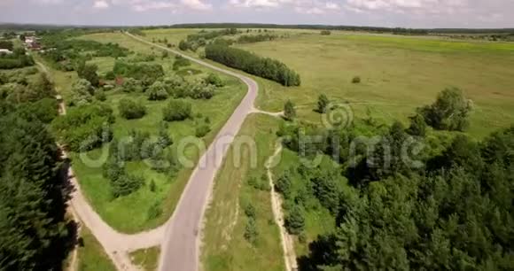 美丽的森林和小路鸟瞰图视频的预览图