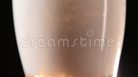 黑色背景上有泡沫的啤酒杯视频的预览图