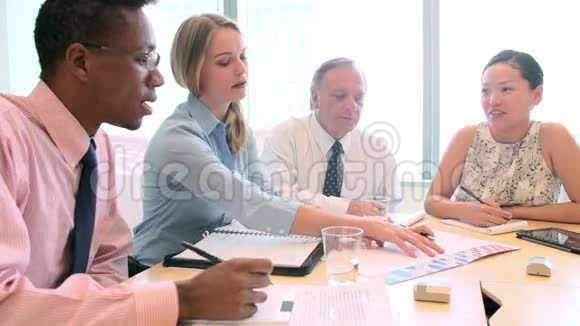 商务人士小组在办公室办公桌旁开会视频的预览图