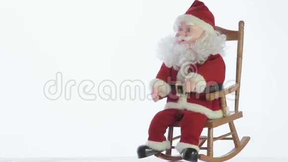 圣诞老人玩具在摇椅上摇摆视频的预览图