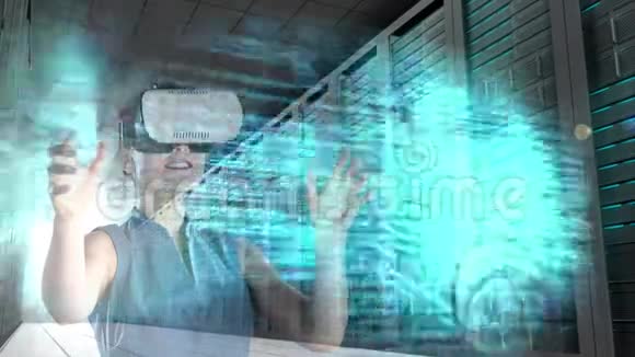 女人用VR视频视频的预览图