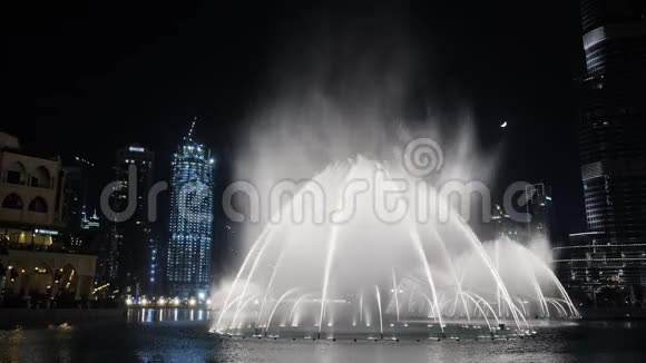 夜晚在城市里用灯光跳舞的喷泉视频的预览图
