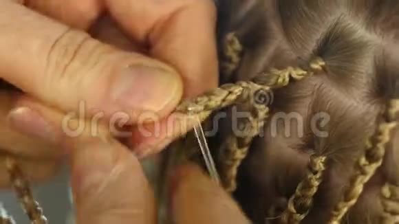 非洲白人女性的传统发型专业的理发师编织辫子视频的预览图