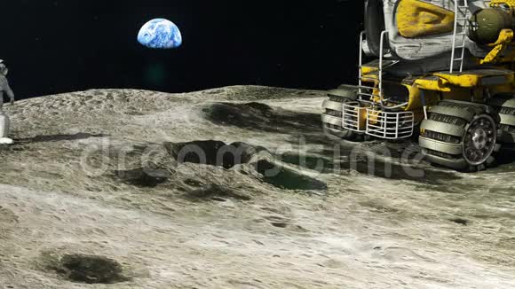 月球上的宇航员在探索地球卫星后返回月球漫游者视频的预览图