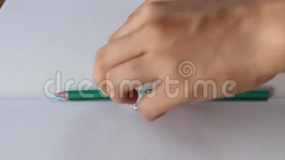 如何削碎的绿铅笔视频的预览图