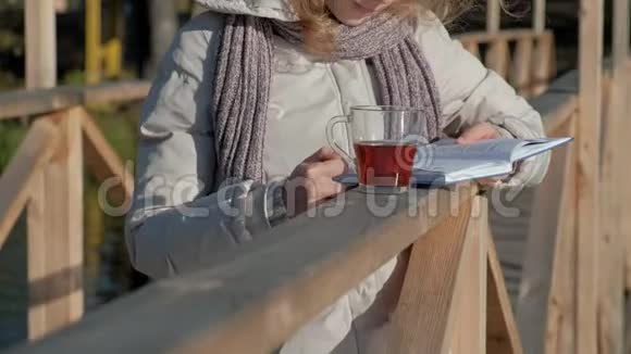 秋河附近的桥上一个女人看书喝茶视频的预览图