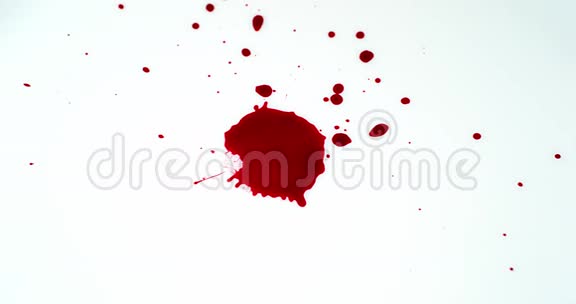 在白色背景下滴血视频的预览图