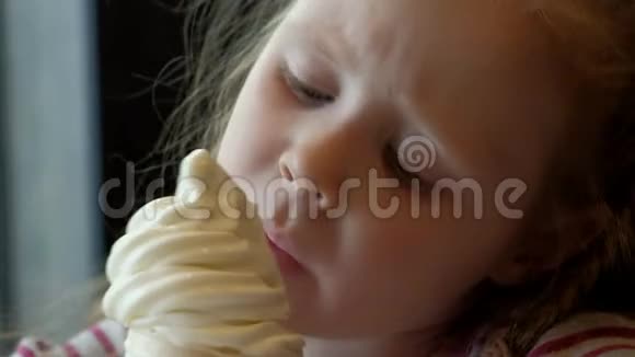 小女孩在当地的冰淇淋店里享受冰淇淋蛋卷视频的预览图