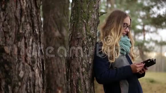 松林中的女孩寒冷的秋天视频的预览图