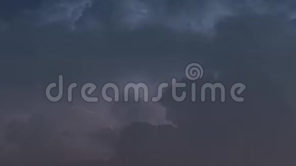 夜间雷雨云带闪电视频的预览图