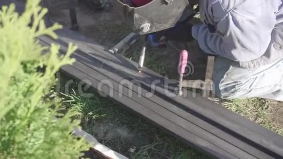 私人花园金属焊接焊工手工围栏视频的预览图