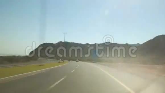 穿越阿联酋的公路旅行视频的预览图