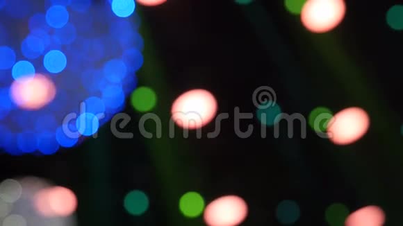 舞台背景中彩色光线的模糊焦点视频的预览图