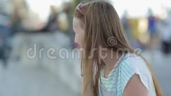 在城市用智能手机聊天的快乐女孩视频的预览图