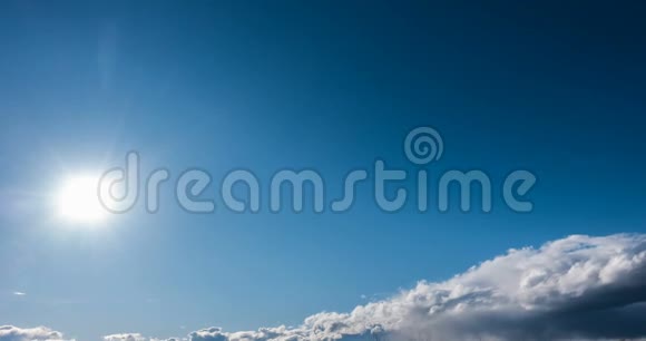 美丽的白天云在冬天的景色中流逝视频的预览图