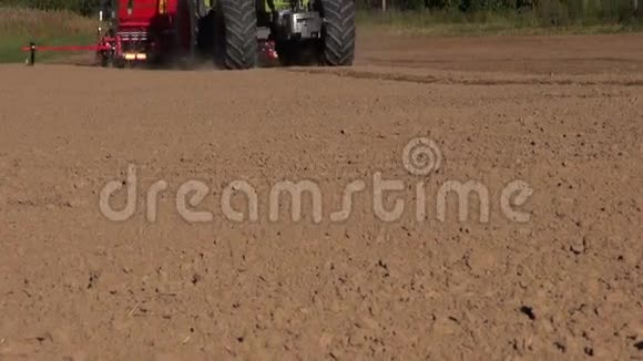 农用拖拉机在农田土壤中播种作物视频的预览图