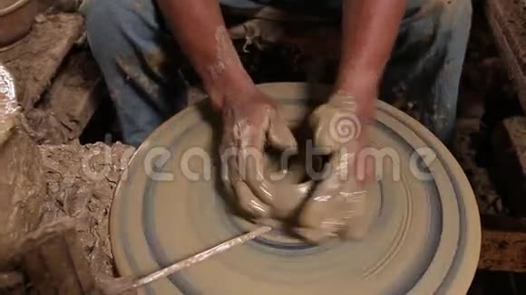 壶手是在锅的范围内生产的视频的预览图