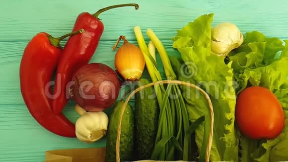 有机蔬菜沙拉生菜收获天然木纸袋鲜维生素视频的预览图