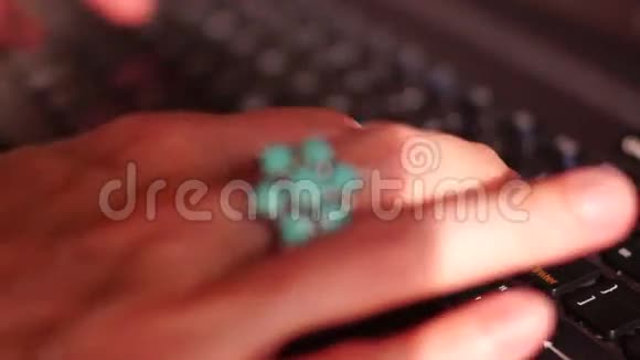 键盘女士手大环与绿松石视频的预览图