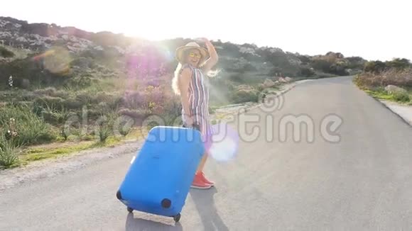 带着行李箱的女旅行者视频的预览图