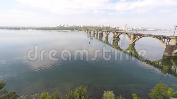 从高处俯瞰城市和河流视频的预览图