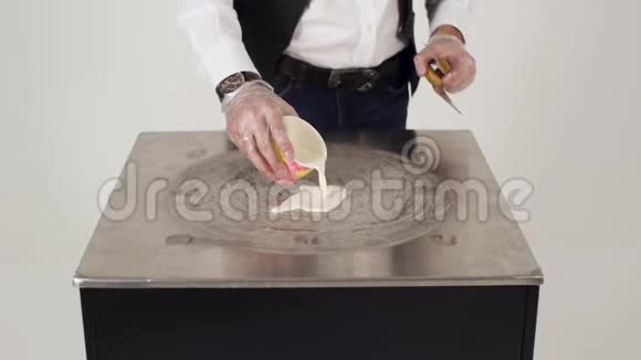 烹制泰式天然水果冰淇淋在冷盘上用西番莲做冰淇淋卷制作冰淇淋视频的预览图