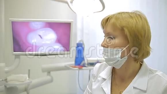 男性病人工作中的女性牙医视频的预览图