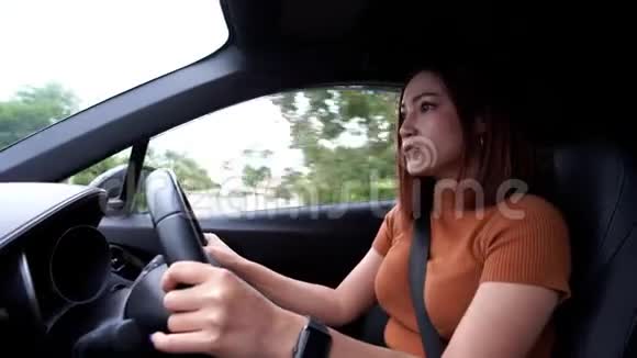 女人开车上路视频的预览图
