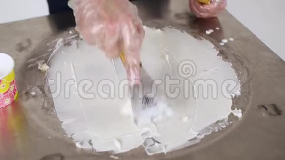 烹制泰式天然水果冰淇淋在冷盘上用西番莲做冰淇淋卷制作冰淇淋视频的预览图