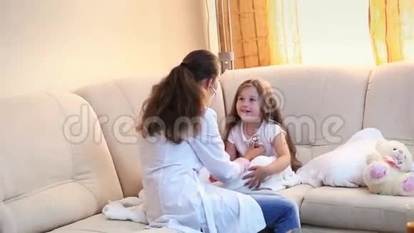 医生检查一个小女孩视频的预览图