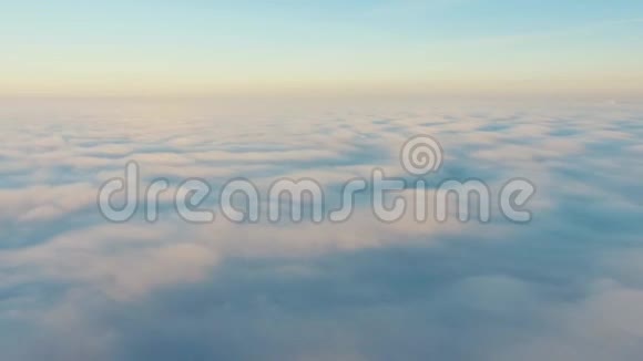 空中观景台在雾中飞在雾中飞空中摄影机拍摄从云层上方飞向太阳薄雾天气视频的预览图