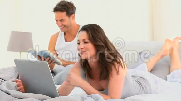 在她丈夫读书的时候她的笔记本电脑上有个漂亮的女人视频的预览图