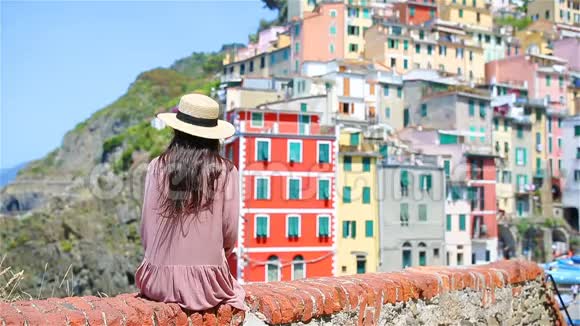 年轻女子在老村里奥马吉奥尔CinqueTerre利古里亚意大利欧洲意大利度假视频的预览图
