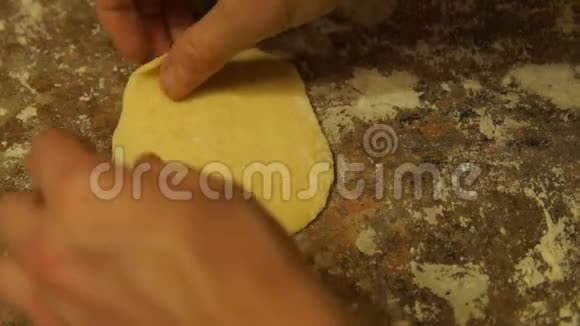 厨师揉面团厨师准备披萨做馅饼烹饪工艺视频的预览图