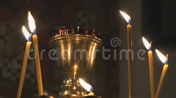 在寺庙里燃烧教堂的蜡烛关门视频的预览图