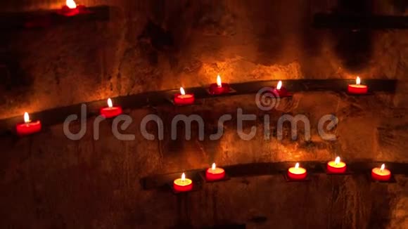 蜡烛在教堂里燃烧视频的预览图