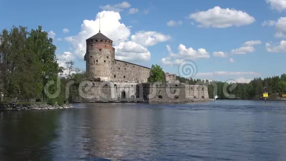 中世纪奥拉文林纳要塞景观七月的晴天芬兰萨文林纳视频的预览图