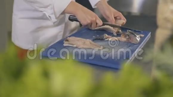 厨师正在切生鱼关门视频的预览图