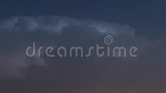 夜间雷雨云带闪电视频的预览图