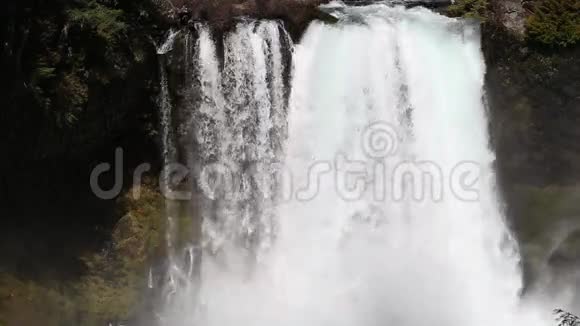 库萨瀑布在俄勒冈州的麦肯齐河上视频的预览图