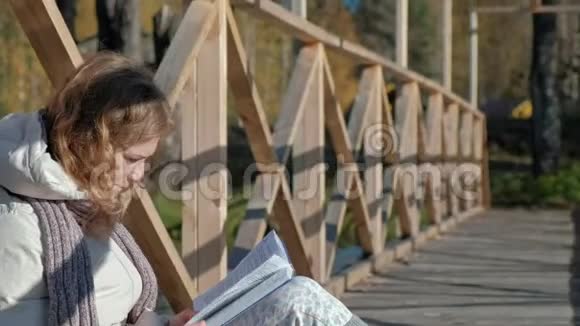 秋河附近的桥上一个女人看书喝茶视频的预览图