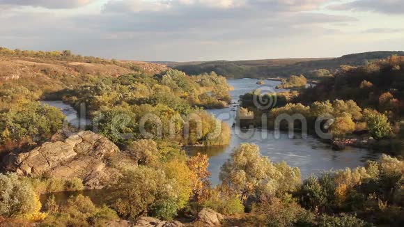 秋天的河流景观视频的预览图