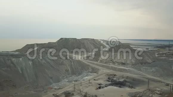 空中观景海岸上的储存渣存放的场所大山基坑视频的预览图