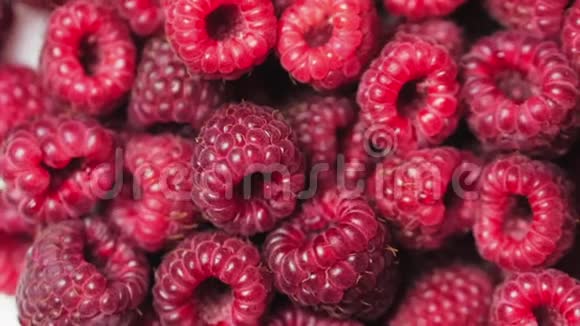 关闭旋转循环浆果新鲜多汁的覆盆子背景成熟大红色覆盆子果实新鲜树莓视频的预览图