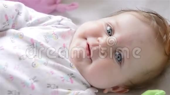 新生儿微笑视频的预览图