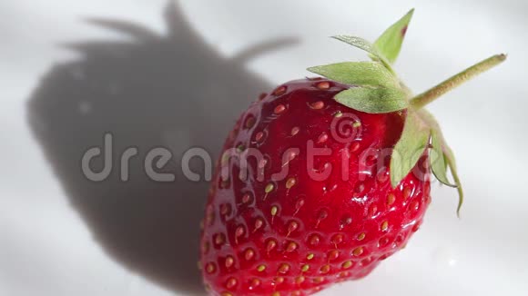 新鲜草莓放在盘子里特写视频的预览图