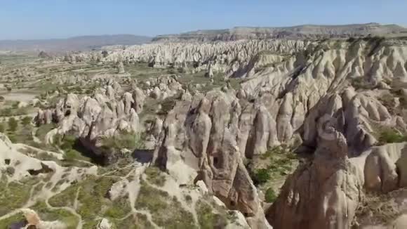 卡帕多西亚岩石的鸟瞰图视频的预览图