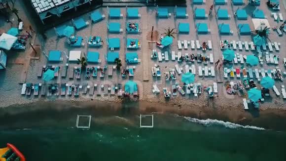 带躺椅的海滩鸟瞰图视频的预览图